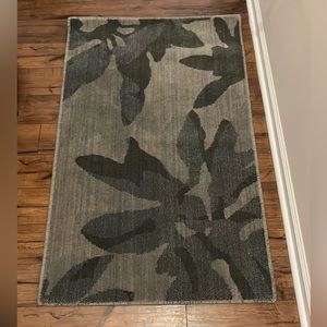 Calvin Klein Home Urban Winter Flower 2'6'' x 4' Wool Dark Green Area Rug